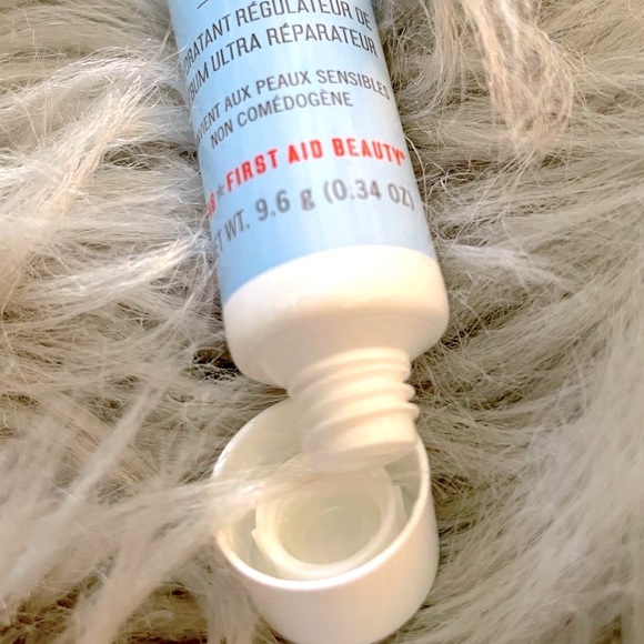 FIRST AID BEAUTY Ultra Repair Oil Control Moisturizer - Picture 3 of 6